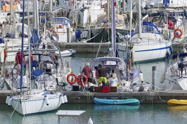 Italien Sicilien Medelhavet Marina Ragusa April 2019 Människor Och Lyxyachter — Stockfoto