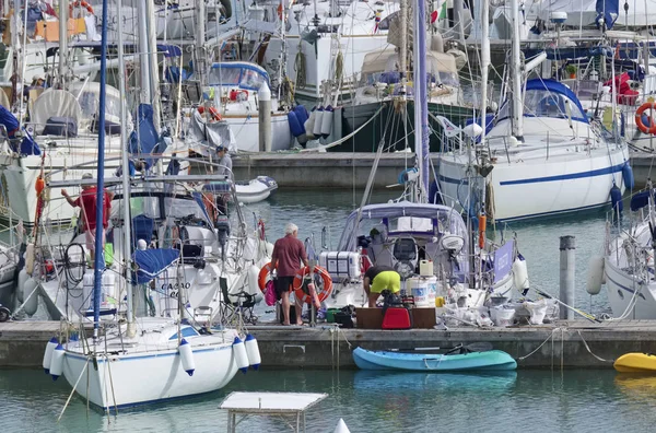 Italia Sicilia Middelhavet Marina Ragusa April 2019 Folk Luksusbåter Havnen – stockfoto