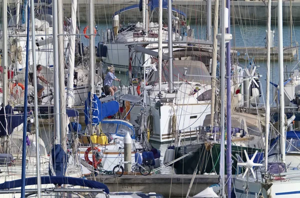 Italia Sicilia Mar Mediterráneo Marina Ragusa Abril 2019 Personas Yates — Foto de Stock