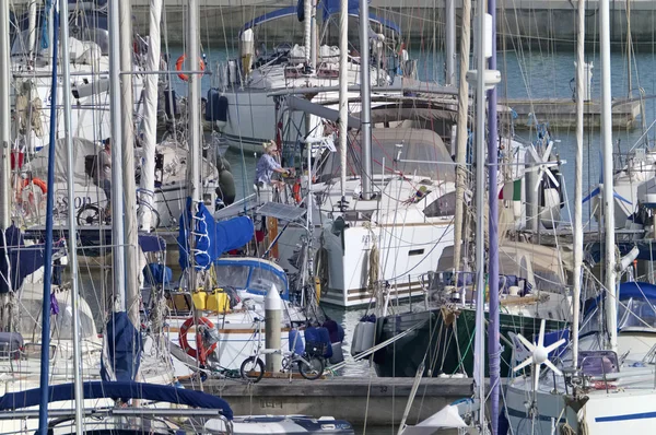 Talya Sicilya Akdeniz Marina Ragusa Nisan 2019 Limanda Insanlar Lüks — Stok fotoğraf