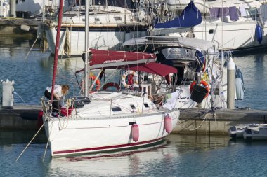 İtalya, Sicilya, Akdeniz, Marina di Ragusa; 27 Nisan 2019, limanda bir yelkenli teknede insanlar - Editörden