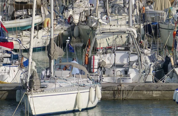 Italia Sicilia Mar Mediterráneo Marina Ragusa Abril 2019 Personas Velero —  Fotos de Stock