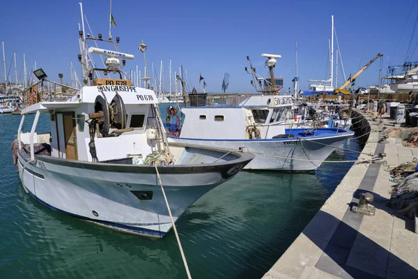 Италия Сицилия Средиземное Море Marina Ragusa Апреля 2019 Рыболовные Лодки — стоковое фото