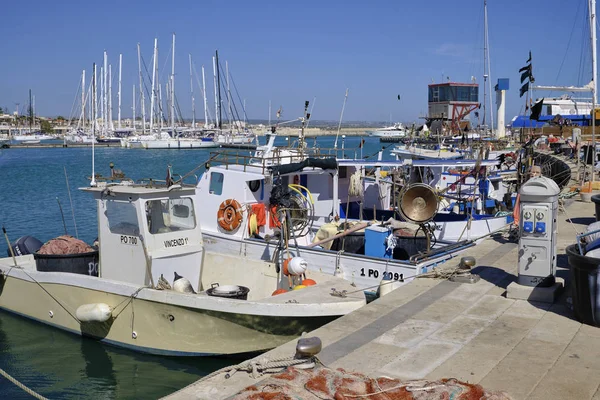 Italien Sicilien Medelhavet Marina Ragusa April 2019 Fiskebåtar Och Lyxyachter — Stockfoto