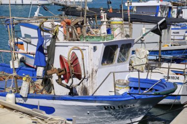 İtalya, Sicilya, Akdeniz, Marina di Ragusa; 28 Nisan 2019, limanda balıkçı tekneleri ve lüks yatlar - Editörden