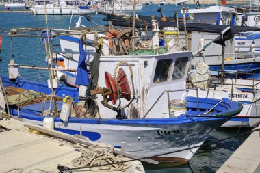 İtalya, Sicilya, Akdeniz, Marina di Ragusa; 28 Nisan 2019, limanda balıkçı tekneleri ve lüks yatlar - Editörden