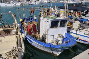 İtalya, Sicilya, Akdeniz, Marina di Ragusa; 28 Nisan 2019, limanda balıkçı tekneleri ve lüks yatlar - Editörden