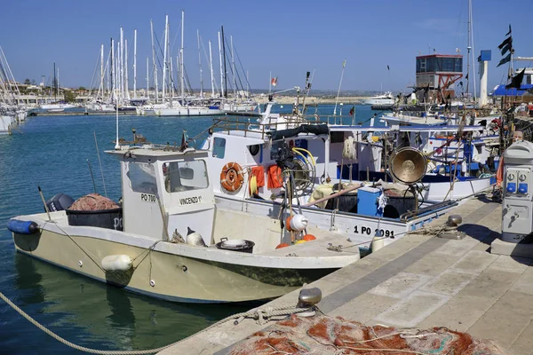 意大利 西西里岛 地中海 滨海迪拉古萨 2019年4月28日 港口的渔船和豪华游艇 — 图库照片