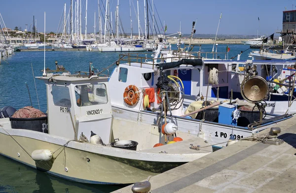 意大利 西西里岛 地中海 滨海迪拉古萨 2019年4月28日 港口的渔船和豪华游艇 — 图库照片