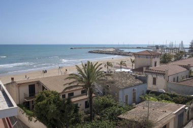 İtalya, Sicilya, Akdeniz, Marina di Ragusa (Ragusa Eyaleti), deniz ve plajda binaların görünümü
