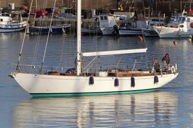 İtalya, Sicilya, Akdeniz; 8 Mayıs 2019, limanda bir yelkenli teknede insanlar - Editörden