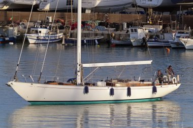 İtalya, Sicilya, Akdeniz; 8 Mayıs 2019, limanda bir yelkenli teknede insanlar - Editörden