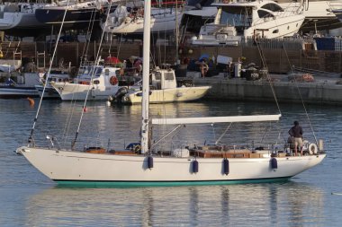 İtalya, Sicilya, Akdeniz; 8 Mayıs 2019, limanda bir yelkenli teknede insanlar - Editörden