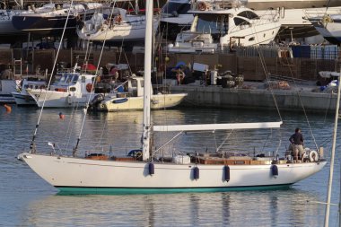 İtalya, Sicilya, Akdeniz; 8 Mayıs 2019, limanda bir yelkenli teknede insanlar - Editörden