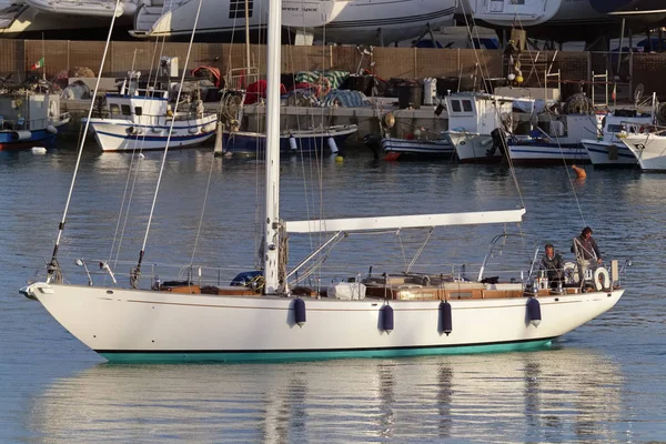 Italia Sicilia Mar Mediterraneo Maggio 2019 Persone Barca Vela Nel — Foto Stock