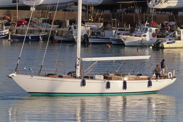 Italien Sicilien Medelhavet Maj 2019 Människor Segelbåt Hamnen Editorial — Stockfoto