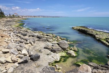 İtalya, Sicilya, Akdeniz, Güney Doğu kıyı şeridi, Donnalucata (Ragusa eyaleti), kayalık kıyı şeridi görünümü