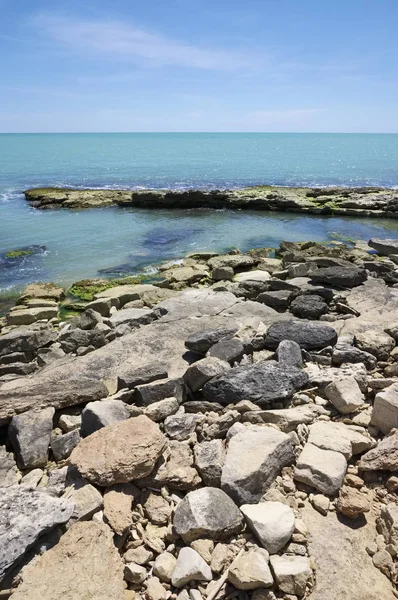 İtalya, Sicilya, Akdeniz, Güney Doğu kıyı şeridi, Donnalucata (Ragusa eyaleti), kayalık kıyı görünümü