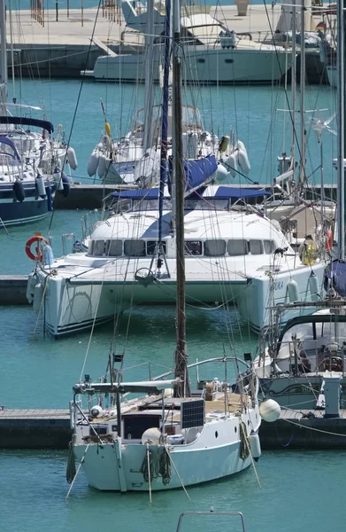 İtalya, Sicilya, Akdeniz, Marina di Ragusa; 10 Mayıs 2019, limanda lüks yatlar - Editörden