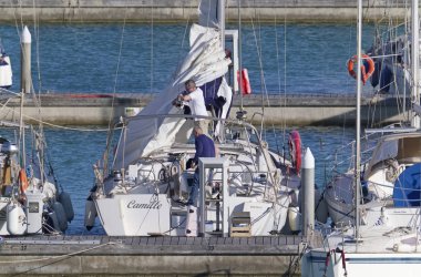 İtalya, Sicilya, Akdeniz, Marina di Ragusa; 10 Mayıs 2019, limanda bir yelkenli teknede insanlar - Editörden