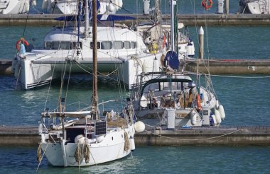 İtalya, Sicilya, Akdeniz, Marina di Ragusa; 12 Mayıs 2019 limanda yelkenli tekneler - Editörden