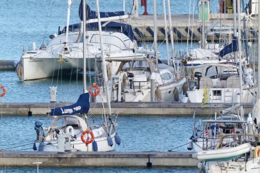 İtalya, Sicilya, Akdeniz, Marina di Ragusa; 14 Mayıs 2019, limanda yelkenli tekneler - Editörden