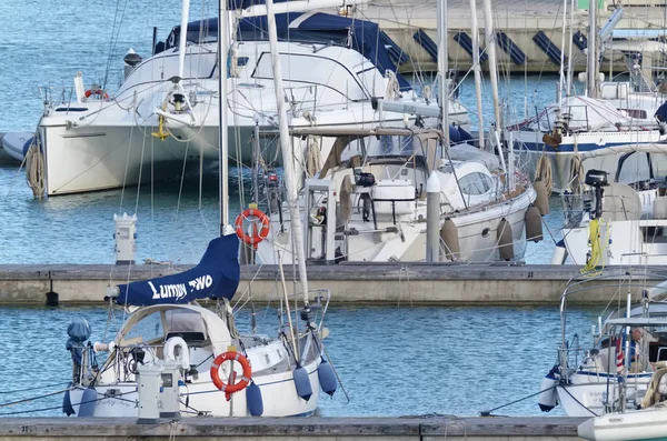 İtalya, Sicilya, Akdeniz, Marina di Ragusa; 14 Mayıs 2019, limanda yelkenli tekneler - Editörden