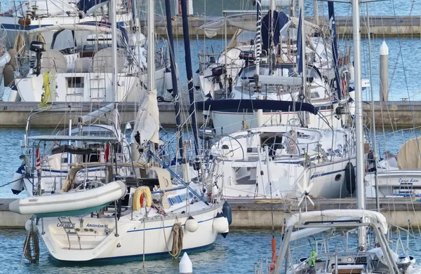 İtalya, Sicilya, Akdeniz, Marina di Ragusa; 14 Mayıs 2019, limanda yelkenli tekneler - Editörden