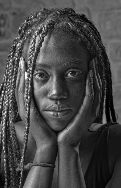 Genç siyahi kadın stüdyo resmi