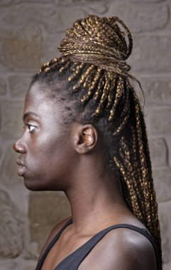 Genç siyahi kadın stüdyo resmi