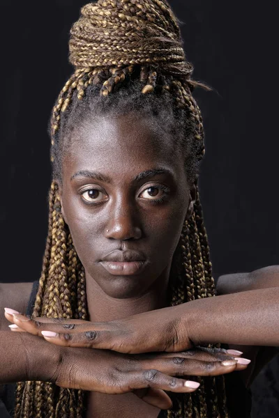年轻的黑人妇女肖像工作室 — 图库照片