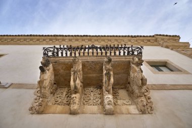İtalya, Sicilya, Scicli (Ragusa eyaletinde), Unesco Barok Fava Palace cephe ve balkon (18. yüzyıl a.C.)
