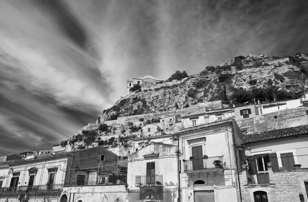 イタリア シチリア シクッリ ラグーザ州 町の古い家々と丘の上のサンタ マリア デッラ クローチェ修道院 Sec Xvi — ストック写真