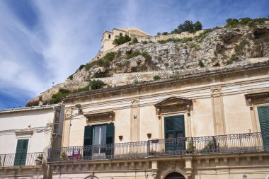 İtalya, Sicilya, Scicli (Ragusa ili), Barok inşaat cephesi ve Santa Maria della Croce manastırı (Sec. Tepede XVI)