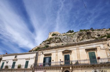 İtalya, Sicilya, Scicli (Ragusa ili), Barok inşaat cephesi ve Santa Maria della Croce manastırı (Sec. Tepede XVI)
