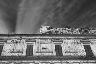 İtalya, Sicilya, Scicli (Ragusa ili), Barok inşaat cephesi ve Santa Maria della Croce manastırı (Sec. Tepede XVI)