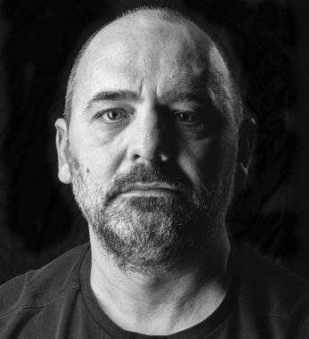 Sakallı bir adamın stüdyo portresi