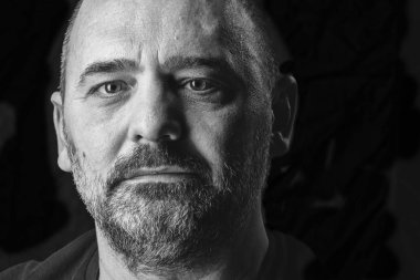 Sakallı bir adamın stüdyo portresi