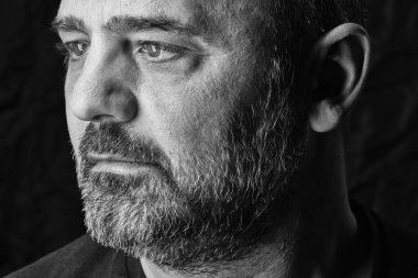 Sakallı bir adamın stüdyo portresi