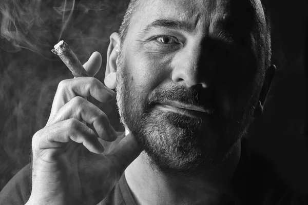 一个留着胡子的男人抽雪茄的工作室肖像 — 图库照片