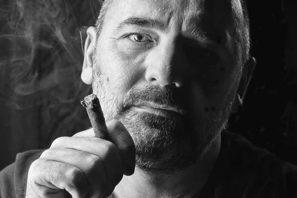 Retrato Hombre Barbudo Fumando Cigarro —  Fotos de Stock