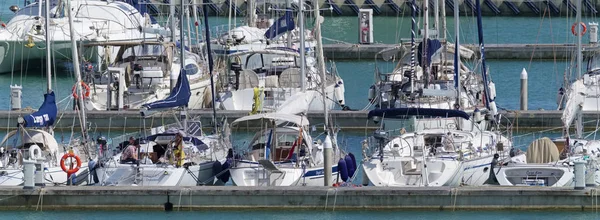 Itália Sicília Mar Mediterrâneo Marina Ragusa Maio 2019 Pessoas Veleiros — Fotografia de Stock