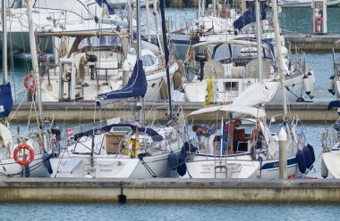 İtalya, Sicilya, Akdeniz, Marina di Ragusa; 22 Mayıs 2019, limanda bir yelkenli teknede insanlar - Editörden