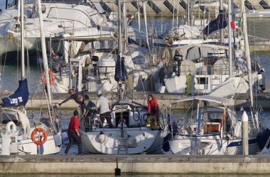 İtalya, Sicilya, Akdeniz, Marina di Ragusa; 24 Mayıs 2019, limanda insanlar ve yelkenli tekneler - Editörden