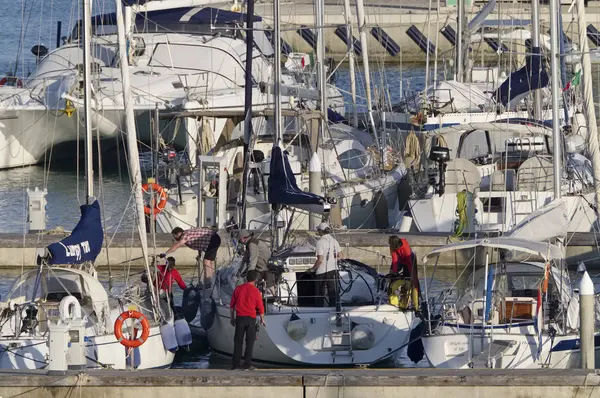 Talya Sicilya Akdeniz Marina Ragusa Mayıs 2019 Limanda Insanlar Yelkenli — Stok fotoğraf