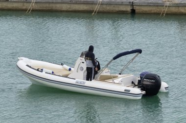 İtalya, Sicilya, Akdeniz; 29 Mayıs 2019, limanda lastik botta insanlar - Editörden