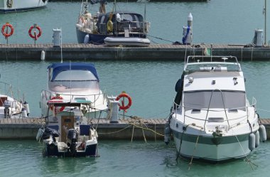 İtalya, Sicilya, Akdeniz, Marina di Ragusa; 30 Mayıs 2019' da limanda motorlu tekneler ve lüks yatlar - Editörden