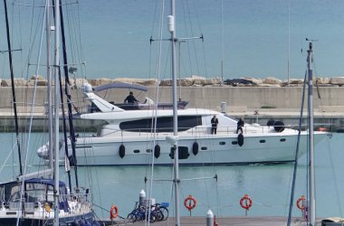 İtalya, Sicilya, Akdeniz, Marina di Ragusa; 30 Mayıs 2019, limanda lüks yatlar - Editörden