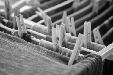 Kurutma askısında çamaşır yıkadım.