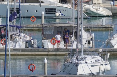 İtalya, Sicilya, Akdeniz, Marina di Ragusa; 31 Mayıs 2019' da limanda insanlar ve lüks yatlar - Editörden